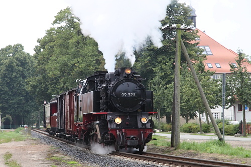 99 323 ist am 6. August mit ihrem GmP von Kühlungsborn-Mitte nach Kühlungsborn-Ost unterwegs.
