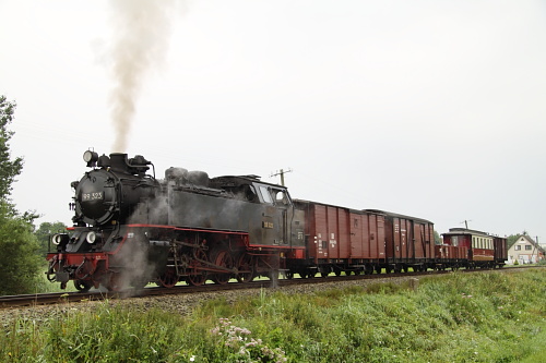 Betriebshalt im Ortsteil Fulgen in Kühlungsborn. 99 323 mit GmP am 6. August 2011.