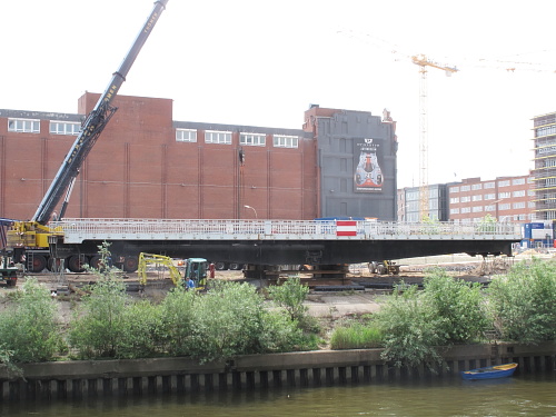 Die ausgebaute Ericusbrücke am Ufer des Brooktorhafens. Im Hintergrund ist das Automuseum „Prototyp“ zu sehen. IMG_9360