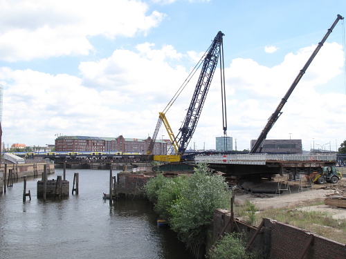 Blick in den Brooktorhafen Richtung Oberhafenbrücke. Links im Wasser ist der Drehturm zu sehen, rechts auf dem Ufer die abgesetzte Brücke. Hier wird sie in den nächsten Wochen saniert. IMG_9383