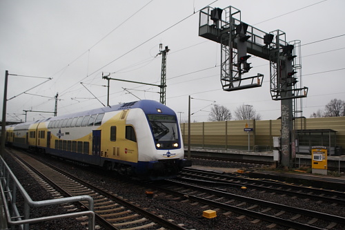Der Bahnhof Ashausen. Rechts im Bilder der vergessene und nicht mehr zugängliche Fahrscheinautomat. ashausen3