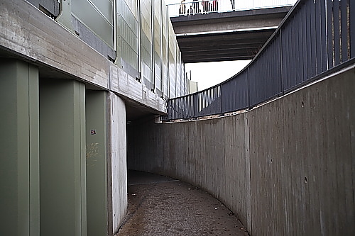 Der Fußgänger-Verbindungstunnel zwischen den Bahnsteigen am Bahnhof Ashausen. ashausen5