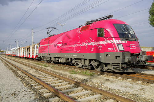 Ein Güterzug der Rail Cargo Austria, bespannt mit einer TAURUS-Lokomotive. Foto: RCA rcafotox