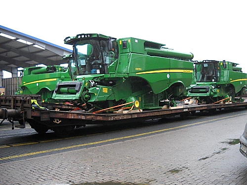 x120301_-_mhdrescher_bei_der_verladung_in_bremerhaven_-_copyright_egp