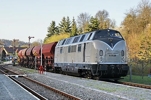 Hinter der Nummer V 270.09 verbirgt sich die ehemalige DB-221 121. Sie wurde In den Jahren 2008 / 2009 in Neustrelitz wiederaufgearbeitet und remotorisiert und ist seitdem für die Schienen-Güter-Logistik (SGL) vorwiegend im Bauzugdienst eingesetzt. x2011-DSC01183ab