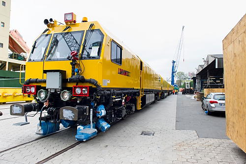 xDB89733