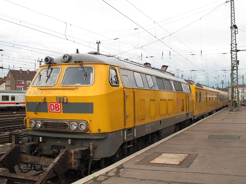 218 392-9 wartet mit ihrem SPZ1 im Hauptbahnhof Hannover auf ihren nächsten Einsatz.