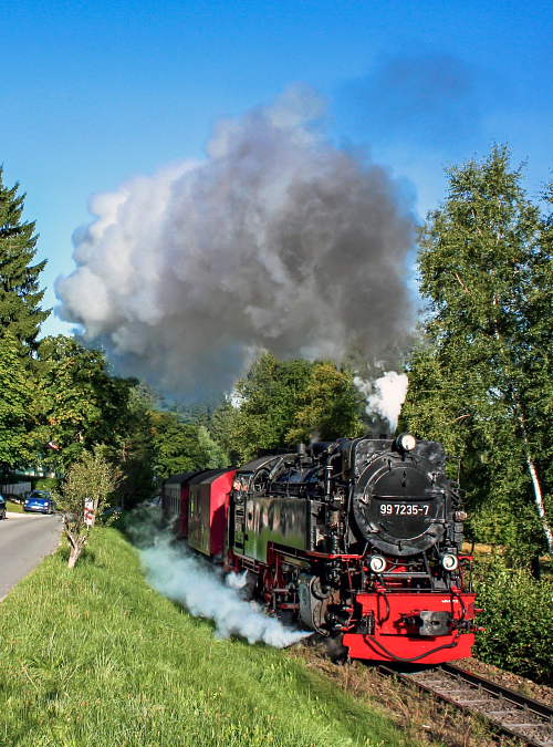 Seit über 125 Jahren mit Volldampf durch den Harz: Jährlich sind rund 1,1 Mio. Fahrgäste in den Zügen der beliebten Dampfeisenbahn unterwegs. Foto: HSB/Dirk Bahnsen 