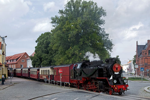 Gleich ist der Bahnhof Bad Doberan erreicht: 99 321 überquert den Alexandrinenplatz. Foto: Erik Körschenhausen MBB992321Alexandrinenplatz1p070811