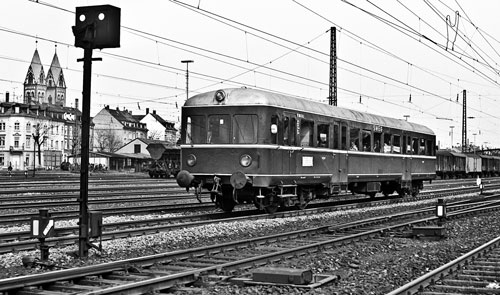 Der VT 104 der SWEG verlässt im Juli 1973 Freiburg Hbf in Richtung Bad Krozingen. Der ursprünglich an die DEBG gelieferte Triebwagen trägt hinter der Fahrzeugnummer den Zusatz KMS (= Münstertalbahn Krozingen – Münstertal – Sulzburg); Aufnahme GG