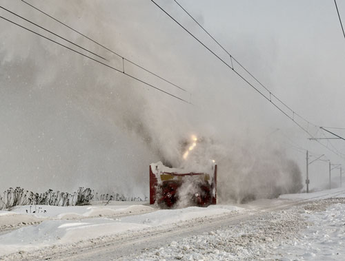 Am 1. Dezember 2010 kämpft sich der Räumdienst bei Züssow durch den Schnee; Aufnahme: Andreas Görs
