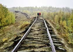 Die Stalinbahn war auf Sand gebaut – jede Schneeschmelze spült weiteren Sand weg und wandelt die Stalinbahn zur Berg- und Talbahn; Aufnahme: Autorengruppe