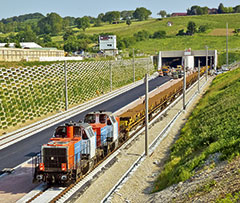 Am 30. Mai fuhr erstmals ein Zug in den Katzenbergtunnel. 214 001 und 214 006 der NBE Rail brachten am Südportal bei Efringen-Kirchen einen Langschienenzug in den Tunnel; Aufnahme: Manfred Denz