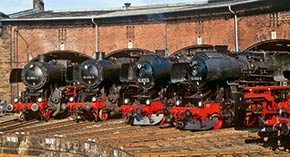 Zu einem Stelldichein verschiedenener 52er-Varianten kam es am 23. August 2002 beim 12. Heizhausfest im Sächsischen Eisen­­bahnmuseum; Aufnahme: René Stannigel