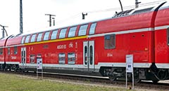 Außenansicht des neuen Servicewagens 1./2. Klasse DABpbza757.7. Gut erkennbar die veränderte Fensteranordnung im Untergeschoss ; Aufnahme: Jürgen Lorenz