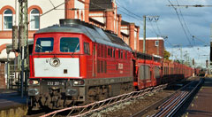 Auf der Fahrt von Emden nach Osnabrück Rbf führt 232 201 ihren leeren Autotransportzug am 6. November 2012 durch den Bahnhof Leer (Ostfriesland); Foto: Claus-Peter Heißenbüttel
