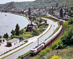 103 167 lässt am  20. Mai 1983 mit TEE 18 „Gambrinus“ die „Stadt der Türme und des Weines“ Oberwesel hinter sich; Aufnahme: Axel-Reiner Dupke