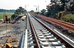 Übergang der Festen Fahrbahn zum klassischen Schotteroberbau – auf einer genau definierten Länge (25 bis 40 m) werden Übergänge realisiert; Aufnahme: KDH