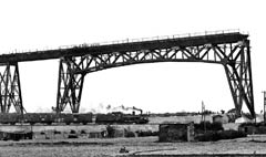 Ein Personenzug mit einer preußischen P 42 fährt um 1912 aus Rendsburg aus und passiert die Bückenbaustelle; Aufnahme: Archiv Eisenbahnstiftung