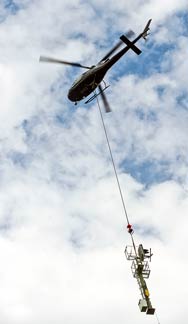 Helikopter und Eisenbahnsignal; Foto: Heinz Wraneschitz