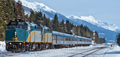 Auf der Fahrt nach Vancouver legt der CANADIAN am 28. Februar 2012 in Moose Lake westlich von Jasper in den Rocky Mountains einen Kreuzungshalt ein. Foto: Matthew Wheeler