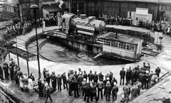 In Meiningen gab es oft Gründe zum Feiern: Die erste FLC-Lok wurde 1983 auf der Drehscheibe präsentiert. Foto: Archiv Werk Meiningen