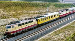 103 003 und 120 001 im Messzug; Foto: Albert Schöppner/Archiv jsk
