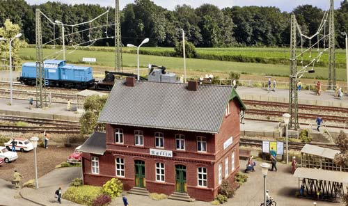 Norddeutsches Flair: Backsteinbahnhof im flachen Land; Foto: FZ