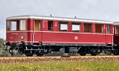 Für Epoche-III-Fahrer steht nun von Tillig das H0-Triebwagengespann des DB VT 70 mit dem neukonstruierten VB 140 252 (Abbildung) zur Verfügung.