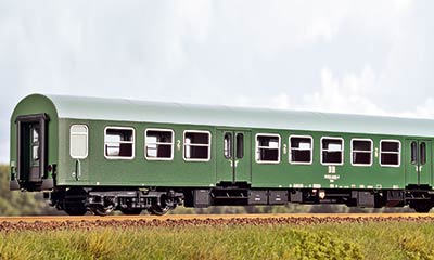 Mit dem formneue H0-Modell des „Langen Halberstädters“ als Mitteleinstiegswagen in der grünen Ursprungsausführung bietet Brawa erstmals 26,4-m-Wagen im H0-Maßstab an.