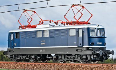 Als attraktive Formvariante bietet Rivarossi in H0 den Prototyp E 10 003 der DB in der Epoche-III-Ausführung an.