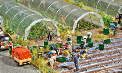 Gemüse und Erdbeeren im Folienanbau in H0 von Busch