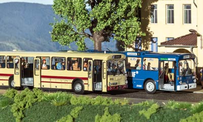 Brekina-Busse O 305 und O 307 mit geöffneten Türen