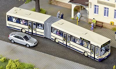 Bus mit Gelenk und Faltenbalg