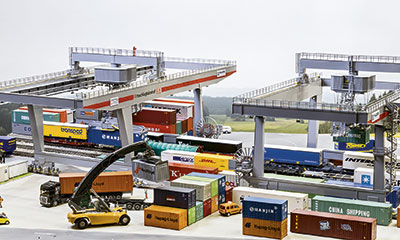 Faller überrascht mit dem Containerkran vom Containerbahnhof Weil am Rhein in 1 : 87