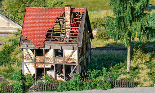 Verfallenes H0-Fachwerkhaus von Busch in H0