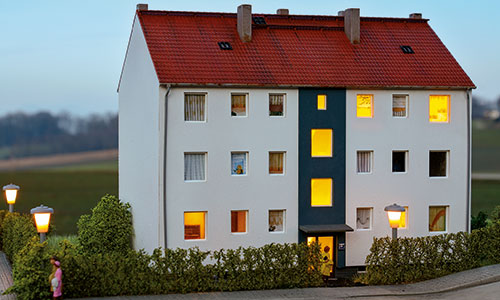 Stadthaus bei Nacht: Innenbeleuchtung mit Lichtsteuerung 